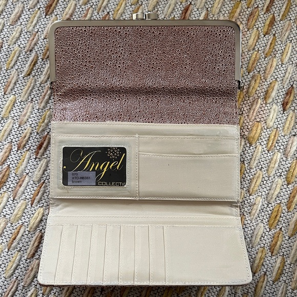 Chic Snakeskin Textured Brown Clutch with Kisslock - Picture 2 of 6